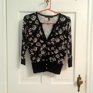 White House Black Market Button Cardigan in Black w/ Floral Pattern Size Small